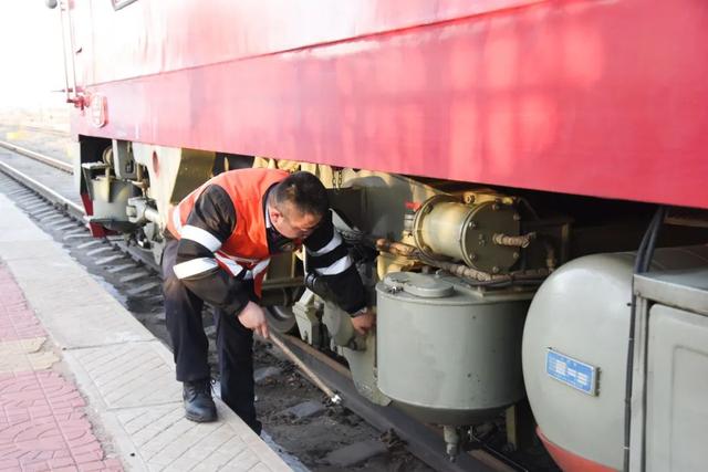 超暖！这趟“便民慢火车”由他们驾驶