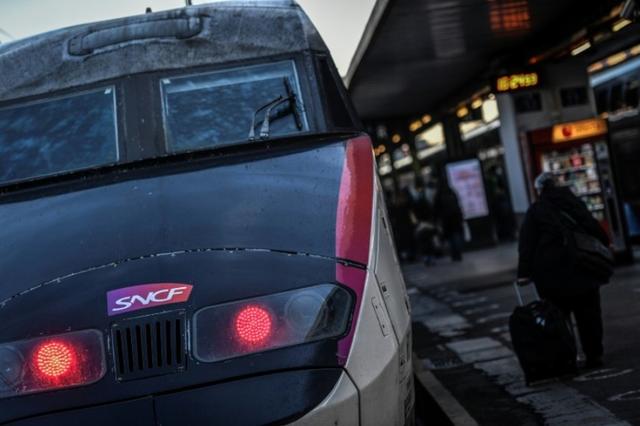 恐怖！法国高铁疾驰中，司机竟直接跳车！400乘客惊魂