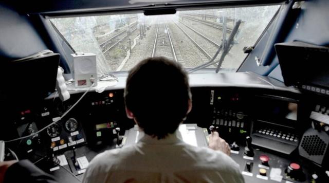 恐怖！法国高铁疾驰中，司机竟直接跳车！400乘客惊魂