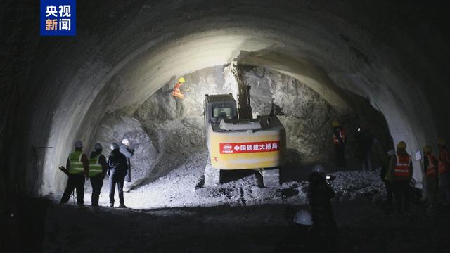 今天 银巴铁路贺兰山隧道宁夏段顺利贯通！