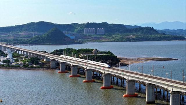 防东铁路开通运营一周年，累计运输旅客93.48万人次