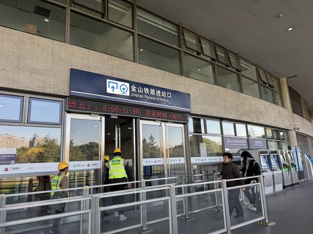上海南站要通高铁了！周边交通组织优化完善，试运行首日记者实地探访
