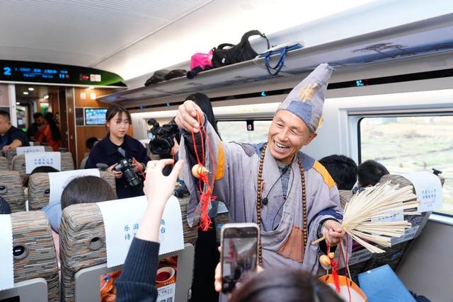 跟着这趟高铁专列，开启天台山诗路探寻之旅！