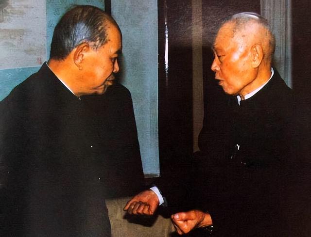 50年邓小平提出修建成渝铁路，中央决定搁置，邓：三个原因必须修