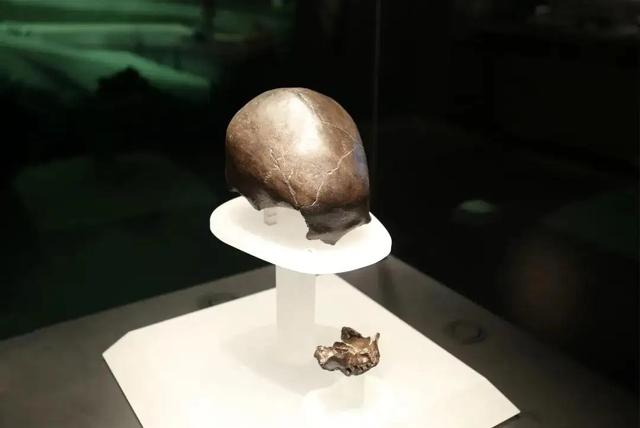 50年邓小平提出修建成渝铁路，中央决定搁置，邓：三个原因必须修