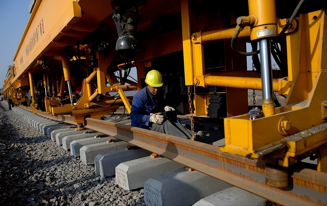 半年亏损800亿？14亿人养不起的铁路，挣到的钱都去哪了