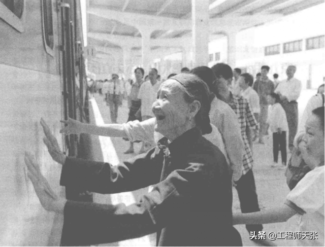 外媒幸灾乐祸，唱衰京九铁路不能按时通车！中国铁军用实力打他脸