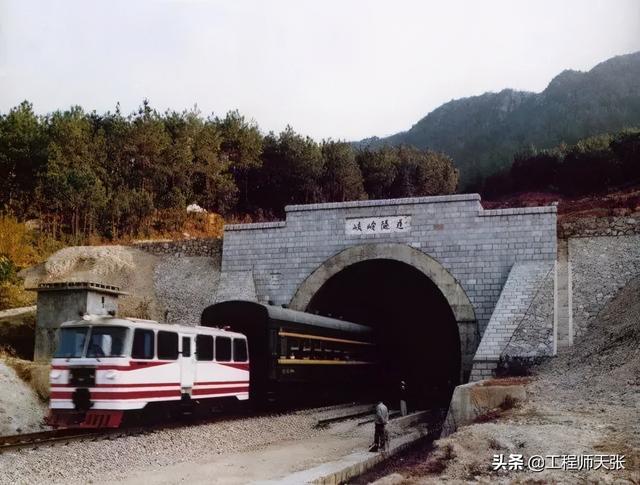 外媒幸灾乐祸，唱衰京九铁路不能按时通车！中国铁军用实力打他脸