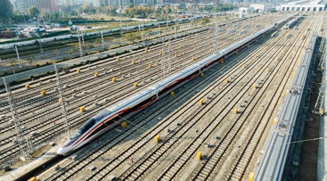 载客量up！CR400AF-S复兴号智能技术提升动车组增配成都