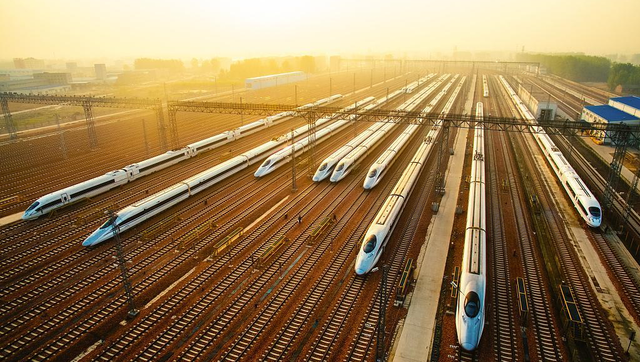 中国高铁是越建越亏！负债累计6万亿，14亿人养不起中国铁路？