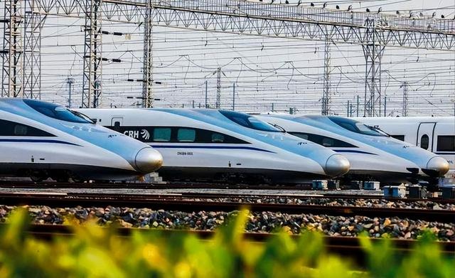 中国高铁是越建越亏！负债累计6万亿，14亿人养不起中国铁路？