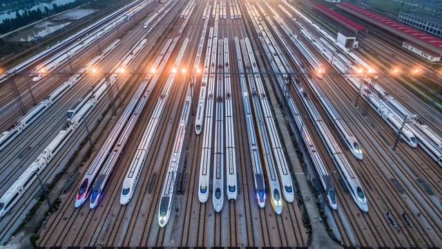 中国高铁是越建越亏！负债累计6万亿，14亿人养不起中国铁路？