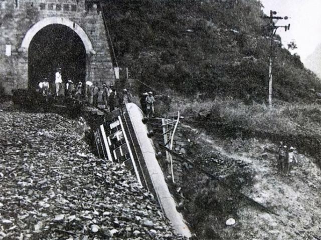 1981年铁路坠桥事故：275人遇难，今天的进步是当年血的教训