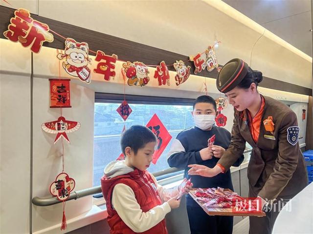 列车上的的温暖跨年行