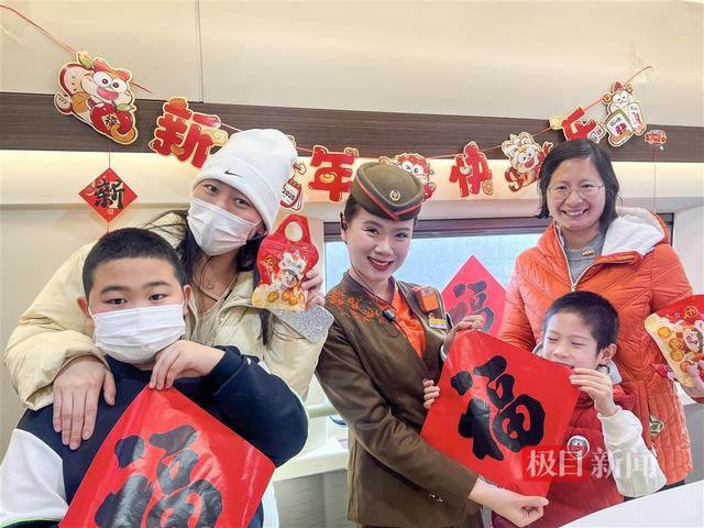 列车上的的温暖跨年行