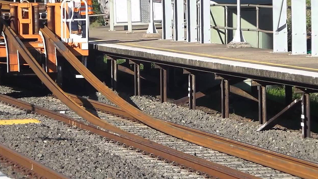 为何我国搭铁轨，宁愿用生锈的铁也不用不锈钢？铁轨寿命有多长？