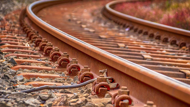 为何我国搭铁轨，宁愿用生锈的铁也不用不锈钢？铁轨寿命有多长？