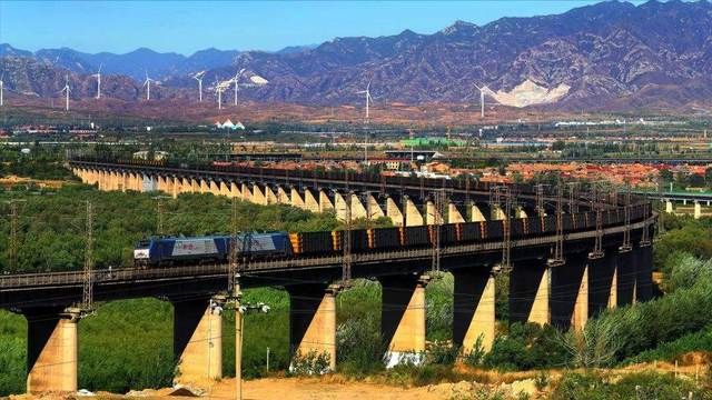 为何我国搭铁轨，宁愿用生锈的铁也不用不锈钢？铁轨寿命有多长？