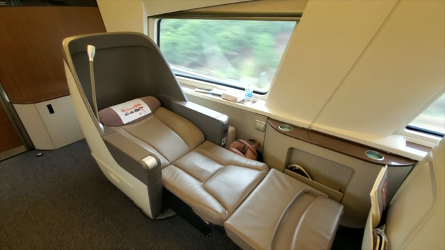 高铁座位有什么区别？比二等座贵了3倍的商务座，到底贵在哪里？