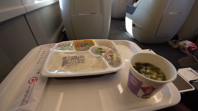 高铁座位有什么区别？比二等座贵了3倍的商务座，到底贵在哪里？