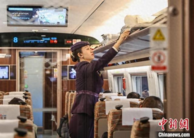 沈铁“盛京之约”第一乘务组首秀智能复兴号列车