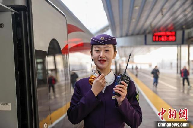 沈铁“盛京之约”第一乘务组首秀智能复兴号列车