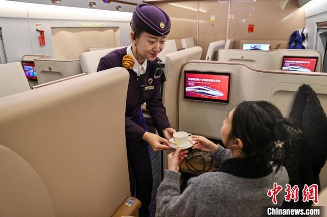 沈铁“盛京之约”第一乘务组首秀智能复兴号列车