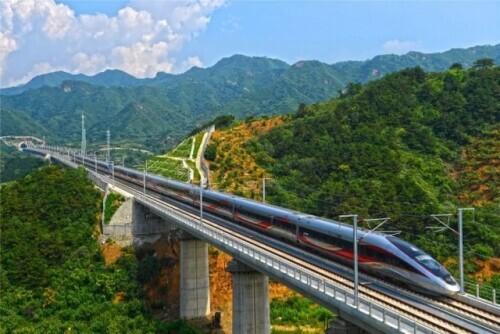 从“追赶”到“领跑”，中国高铁惊艳世界
