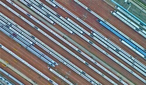 从“追赶”到“领跑”，中国高铁惊艳世界