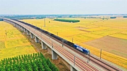 从“追赶”到“领跑”，中国高铁惊艳世界