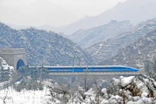 从“追赶”到“领跑”，中国高铁惊艳世界