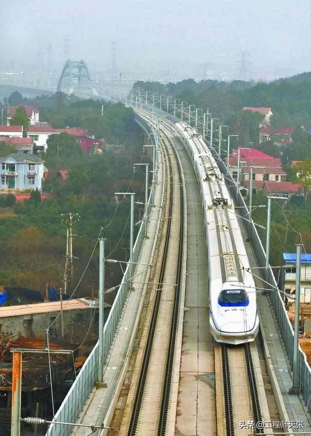 高铁线路为什么不修成直线？弯曲抵消钢轨热胀冷缩？别被忽悠了