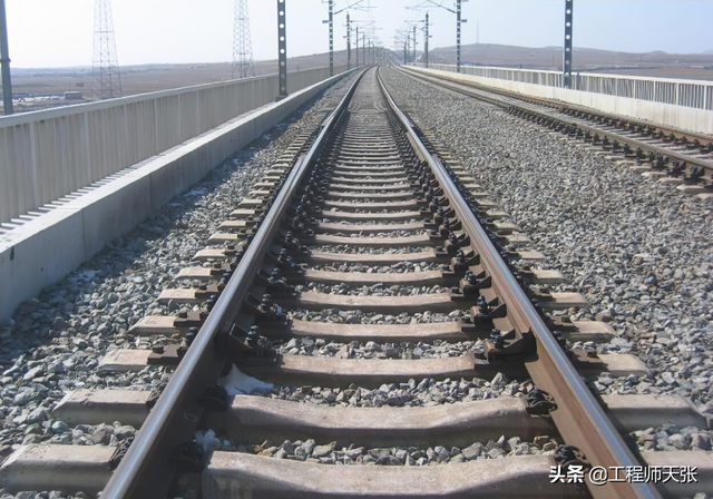 高铁线路为什么不修成直线？弯曲抵消钢轨热胀冷缩？别被忽悠了