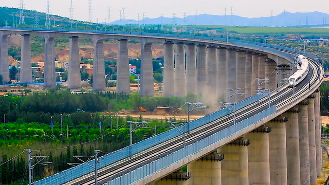 中国高铁为什么不走平地，而是建在高架上？这样为了省钱？