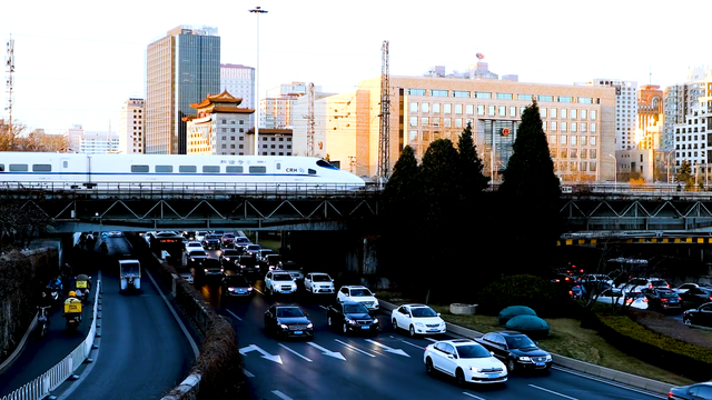 中国高铁为什么不走平地，而是建在高架上？这样为了省钱？