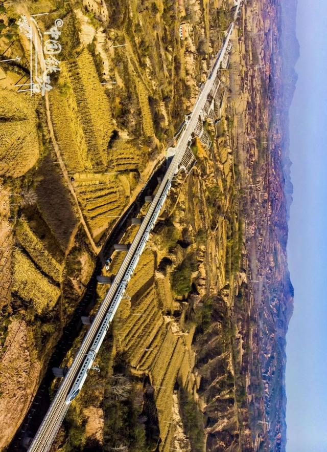 特辑｜跨越山河，中国4万公里高铁如何纵横延展？