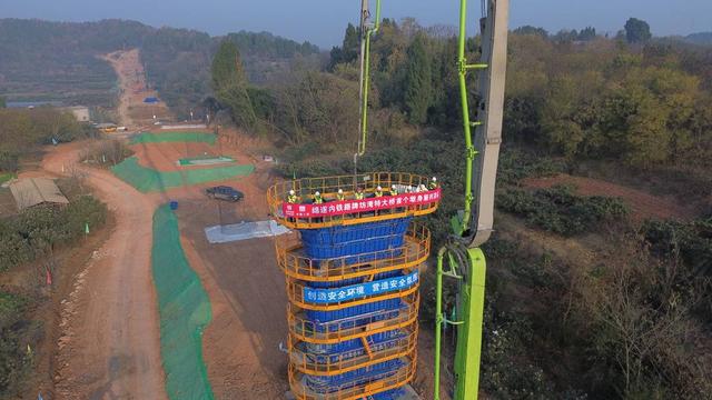 四川绵遂内铁路全线首个桥梁墩柱浇筑完成
