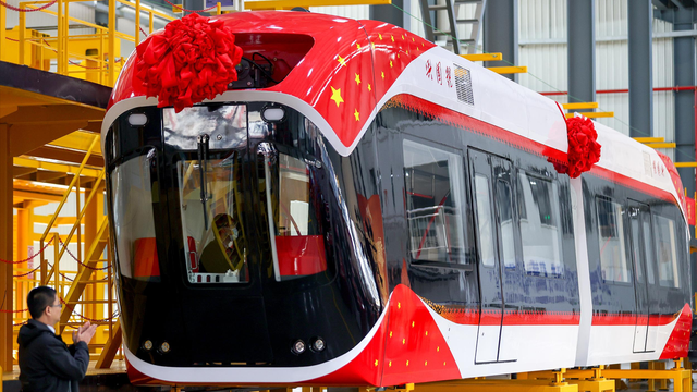 中国的“空中列车”有多牛？时速120公里在天上飞，到底安全吗？