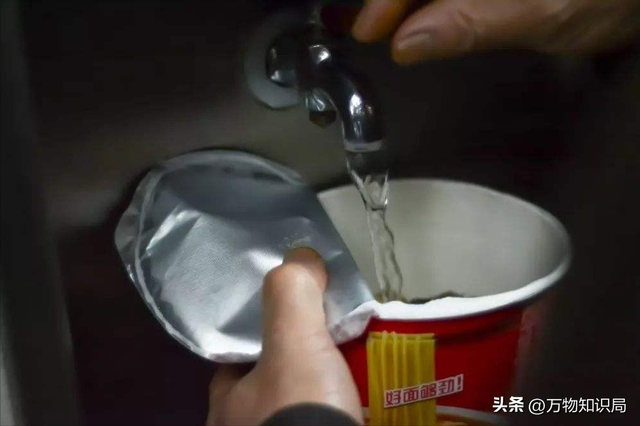 火车上源源不断的水从哪里来？火车上的排泄物又到哪里去了？