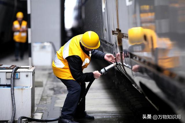 火车上源源不断的水从哪里来？火车上的排泄物又到哪里去了？