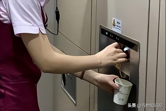 火车上源源不断的水从哪里来？火车上的排泄物又到哪里去了？