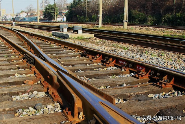 火车上源源不断的水从哪里来？火车上的排泄物又到哪里去了？