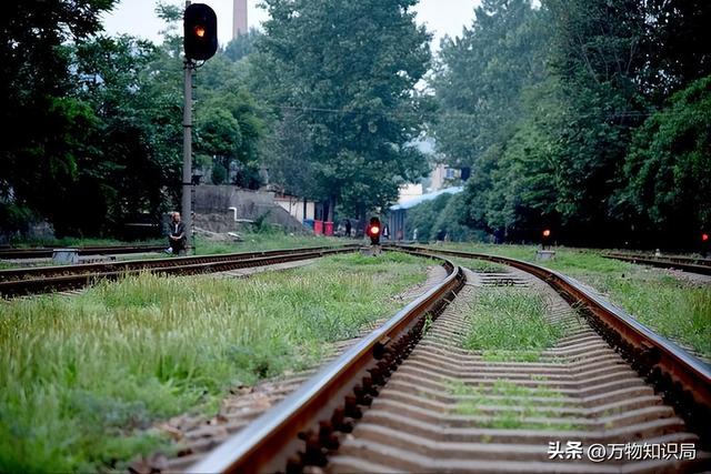 火车上源源不断的水从哪里来？火车上的排泄物又到哪里去了？