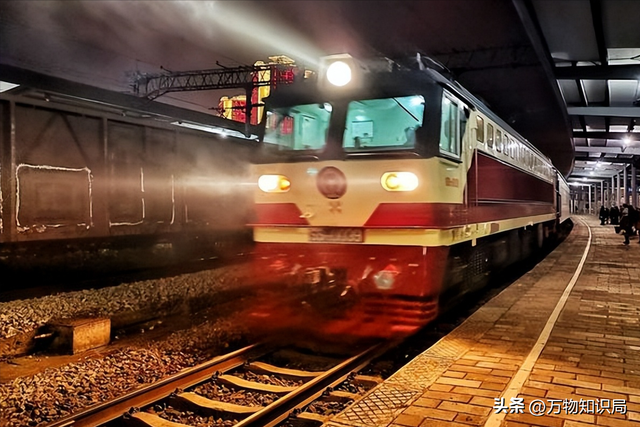 火车上源源不断的水从哪里来？火车上的排泄物又到哪里去了？