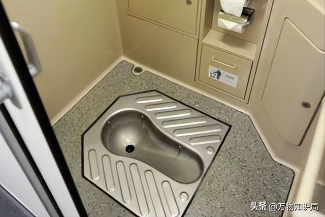 火车上源源不断的水从哪里来？火车上的排泄物又到哪里去了？