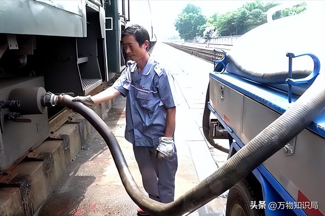 火车上源源不断的水从哪里来？火车上的排泄物又到哪里去了？