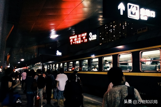 火车上源源不断的水从哪里来？火车上的排泄物又到哪里去了？