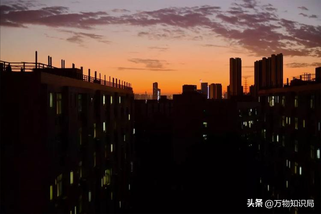 火车上源源不断的水从哪里来？火车上的排泄物又到哪里去了？