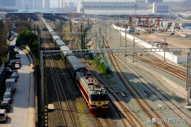 火车上源源不断的水从哪里来？火车上的排泄物又到哪里去了？