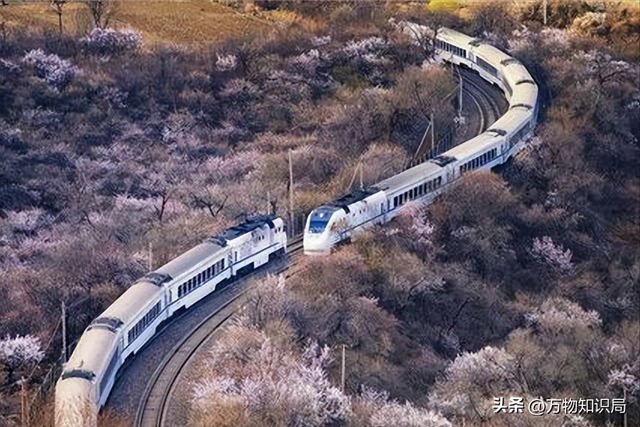 火车上源源不断的水从哪里来？火车上的排泄物又到哪里去了？